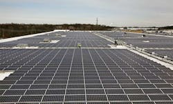A large solar array on the roof of an Amazon distribution center. (Image: Amazon)