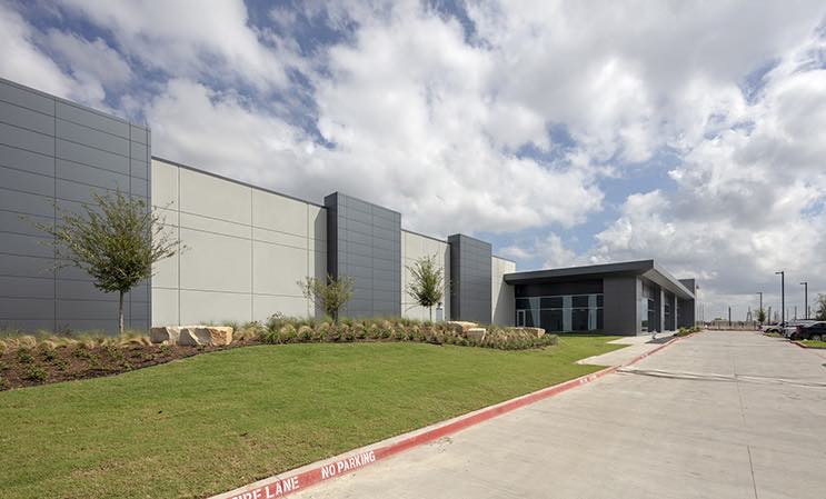 Hyperscale wholesale data centers can satisfy the location and connectivity requirements of growing cloud companies. By establishing a rapid presence in data centers near their customers, cloud companies can enable the low latency services enterprises demand. (Photo: Courtesy of Stream Data Centers)