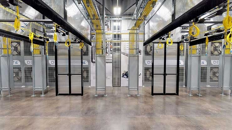 A data hall in an Aligned Energy data center in Dallas, ready for racks. The rear wall of the hall features Aligned&rsquo;s Delta 3 cooling system. (Photo: Aligned Energy)