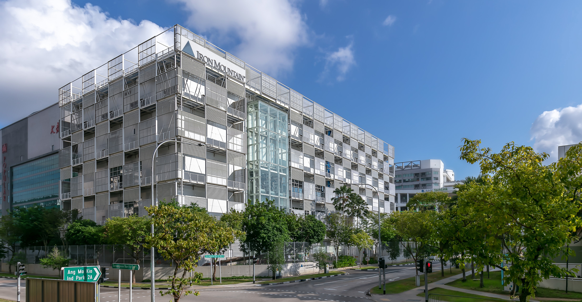 https://img.datacenterfrontier.com/files/base/ebm/datacenterfrontier/image/2023/07/Singapore_Data_Center_SIN_1_Exterior.64b16bbdcc27d.png?auto=format%2Ccompress&w=320